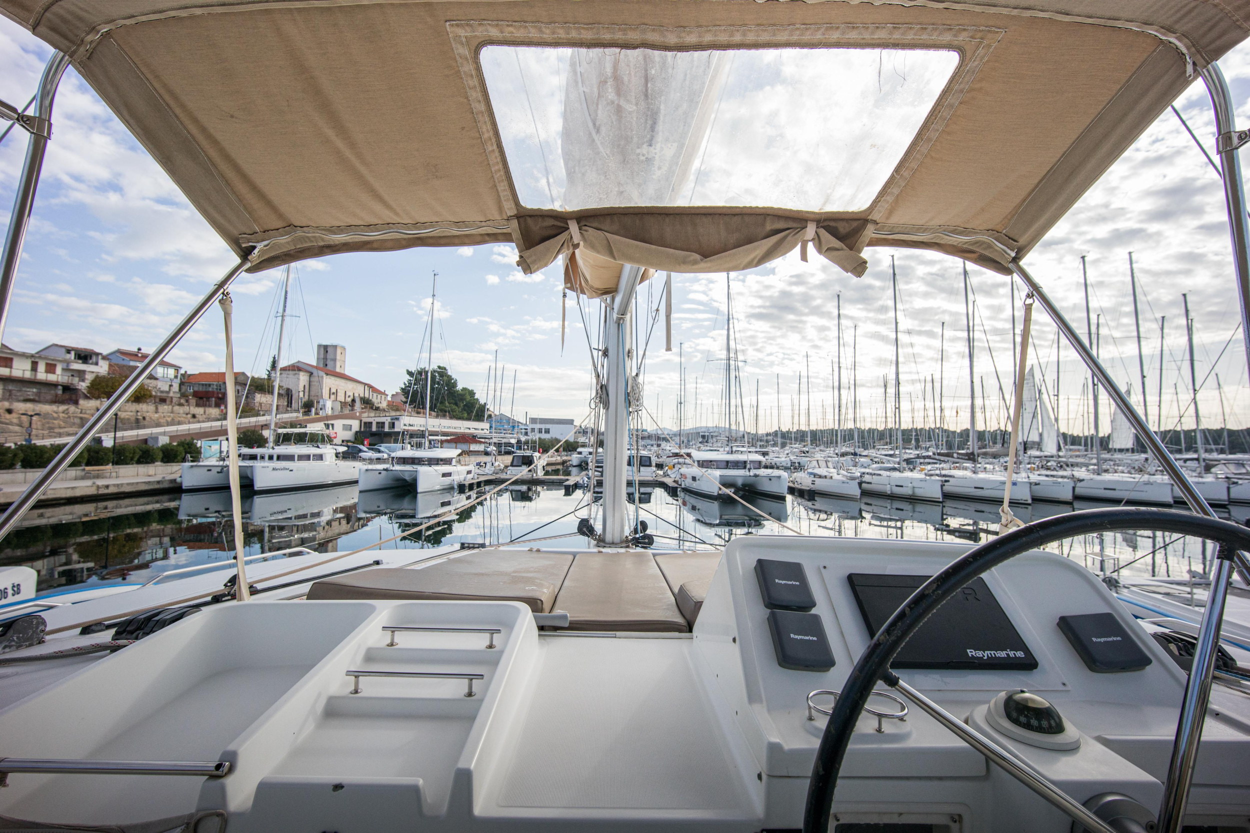Lagoon 450 — photo 9