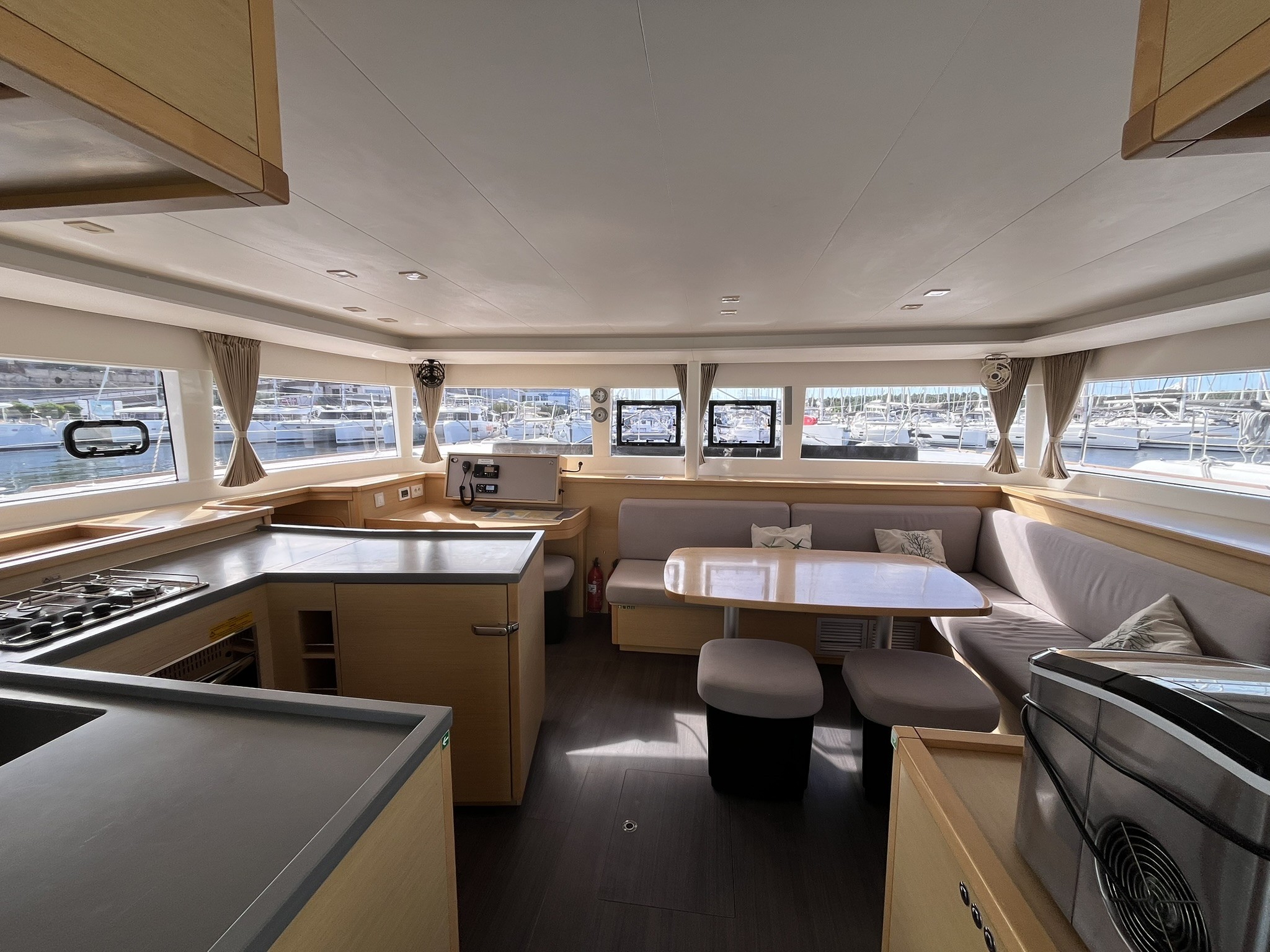 Lagoon 450 F — photo 3