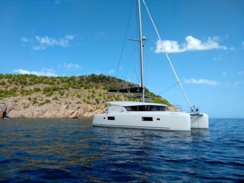 Photo #1 - Lagoon 42 Version 3 Cabinas Full Equipe (Side) en Port - 8968