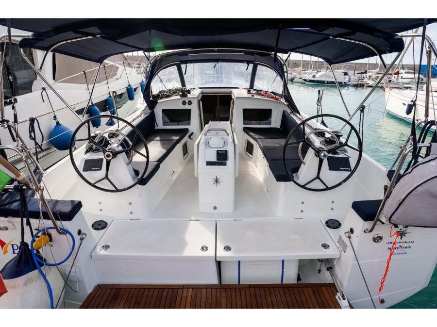 Photo #1 - Sun Odyssey 410 (Pheia - Comfort line) en Marina Cala de' Medici - 8785