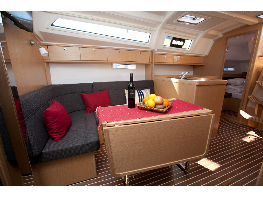 Photo #1 - Bavaria Cruiser 37 (Matija) en Marina - 8904