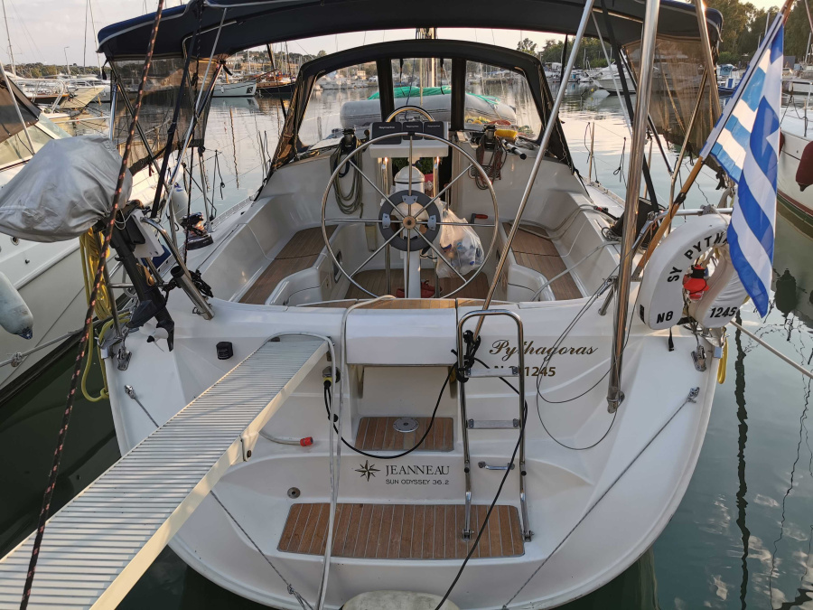 Photo #1 - Sun Odyssey 36.2 (Pythagoras (electric head, wind generator)) en Mikrolimano port - 6229