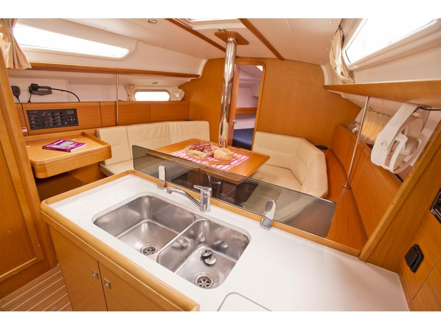 Interior image - 2