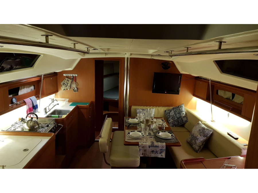 Interior image - 2