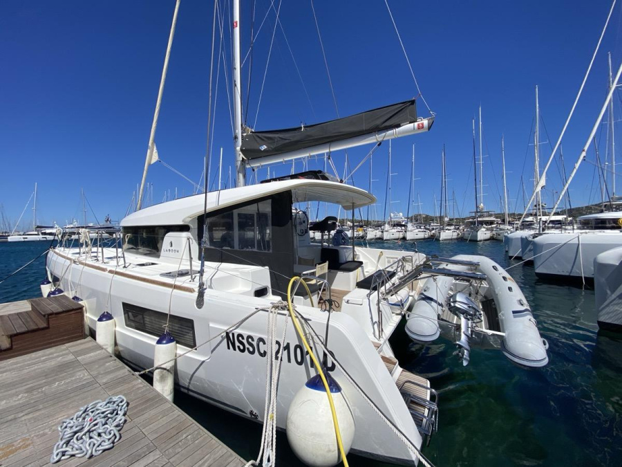 Photo #1 - Lagoon 40 (Aquila (WM, Inverter)) en Cala dei Sardi - 11366