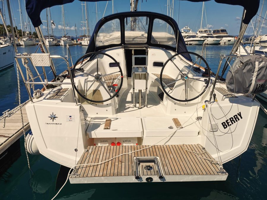 Photo #1 - Sun Odyssey 349 (Berry) en Marina - 11670