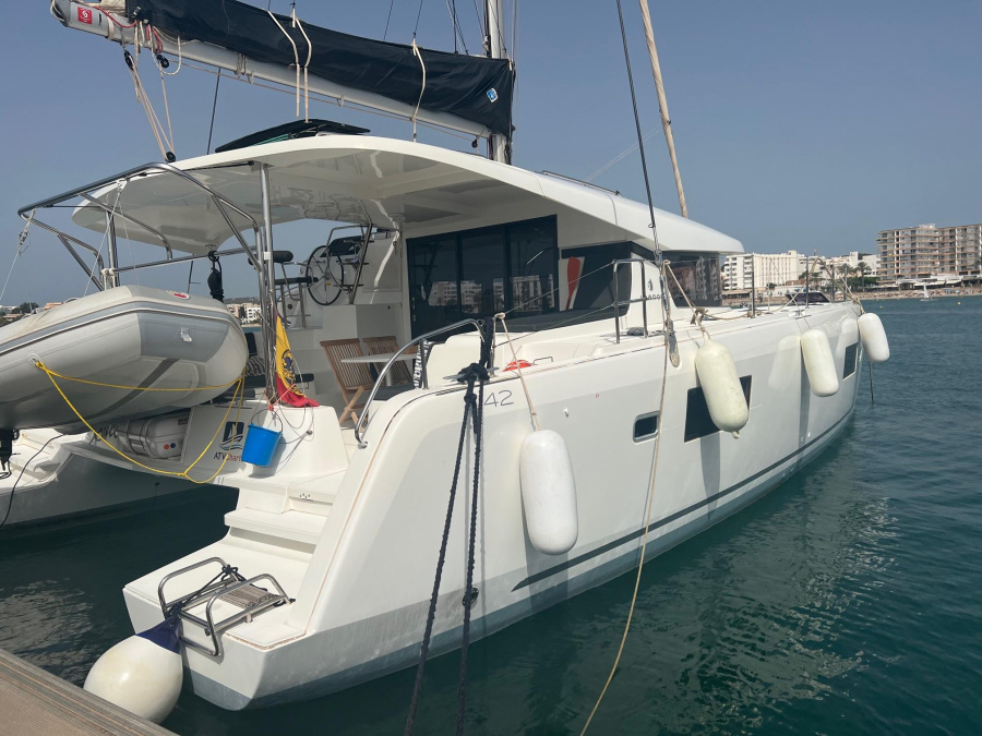 Photo #1 - Lagoon 42 (Mares) en Port - 4926