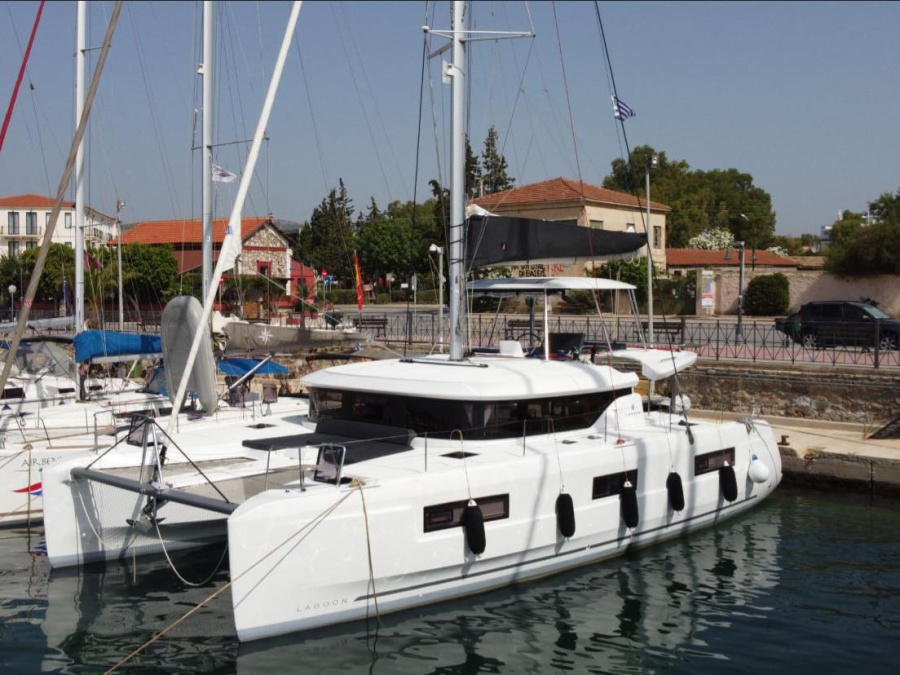 Photo #1 - Lagoon 46 (Sea Star) en Main Port - 18842