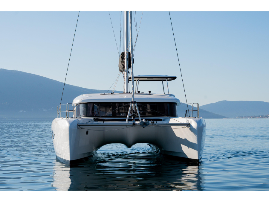 Photo #1 - Lagoon 42 (Lyubushka) en Porto Montenegro - 65241