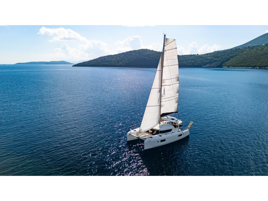 Photo #1 - Lagoon 42 (LUNA) en Port of Lefkas - 22889