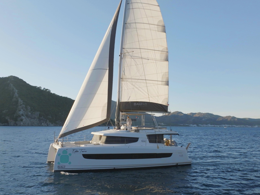 Photo #1 - Bali 4.8 (Taurus) en Albatros Marina - 16360
