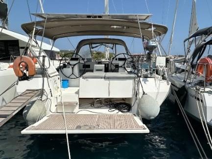 Photo #1 - Bavaria C45 (5 cabins) (Silver I) en Marina - 25710