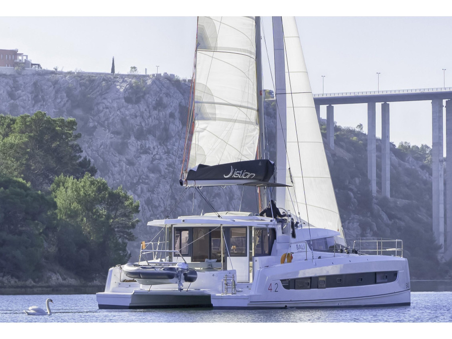 Photo #1 - Bali 4.2 A/C & GEN & WM (First Spark) en ACI Marina - 18740