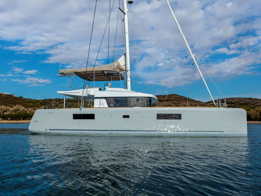 Photo #1 - Lagoon 52F (MADININA) en Olympic Marina - 64212