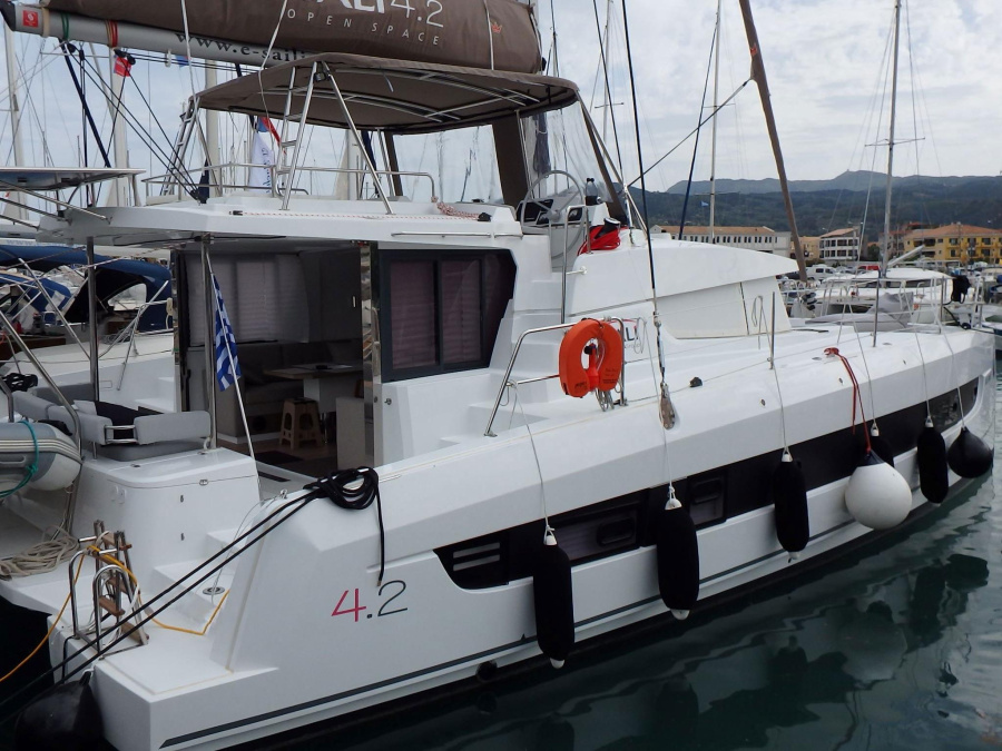 Photo #1 - Bali 4.2 (4 cab.) (Blue Navy) en Nikiana Marina - 65224