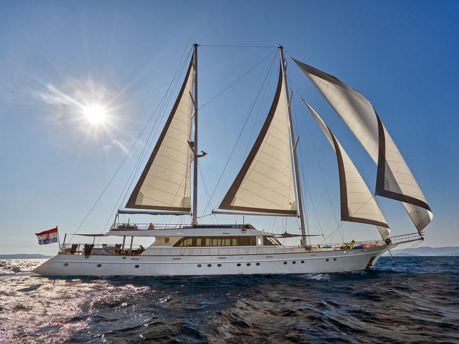 Photo #1 - Luxury motor sailer (Lady Gita) en Marina - 65399