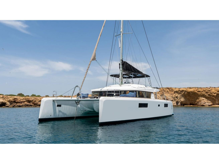 Photo #1 - Lagoon 52 - 6 Cabin (Royal Hearts (A/C - Generator - Refit 2024)) en Alimos Marina - 24503