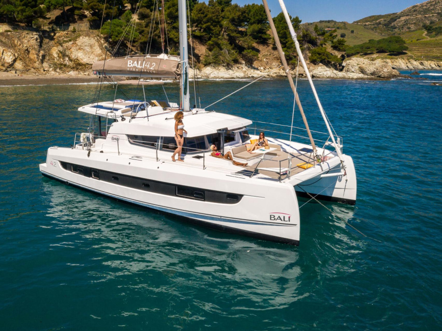 Photo #1 - Bali 4.2 (5 cab.) (WHITE PEARL) en Port de Bormes-les-Mimosas - 67170