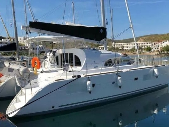 Photo #1 - Lagoon 380 (4 cab.) (BUTTERFLY) en port - 67229