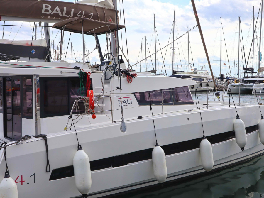 Photo #1 - Bali 4.1 (4 cab.) (MEMORIES) en port - 67235