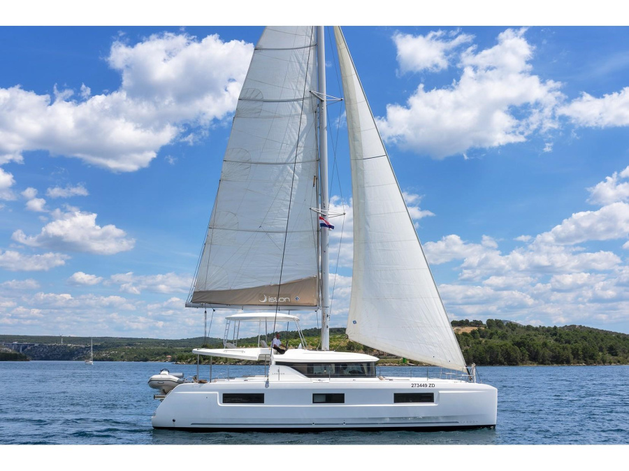 Photo #1 - Lagoon 46 A/C & GEN & WM (White Pearl) en ACI Marina - 66911