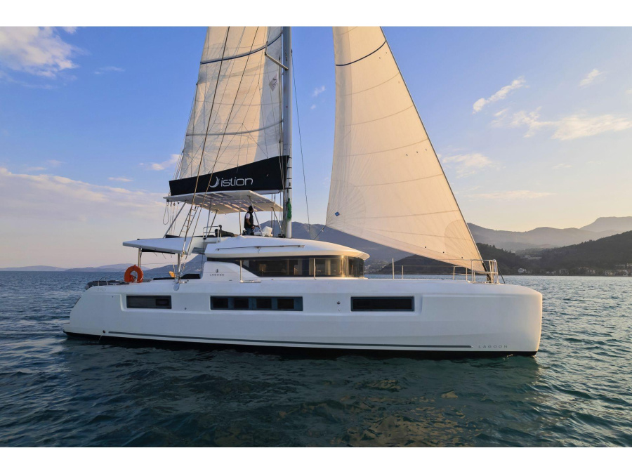 Photo #1 - Lagoon 50 A/C & GEN & WM (Reina (ONLY SKIPPERED)) en Alimos Marina - 16420