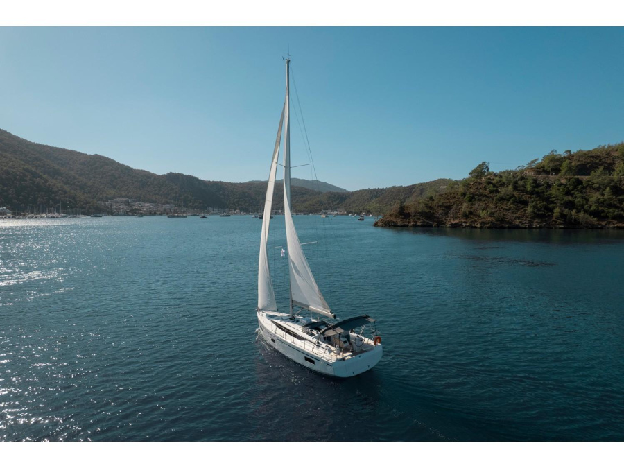Photo #1 - Bavaria C38 (ARINNA) en Yes Marina - 17185