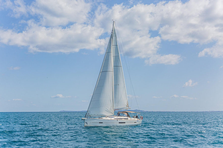 Photo #1 - Dufour 520 Grand Large (Dream Planet) en Marina - 12226