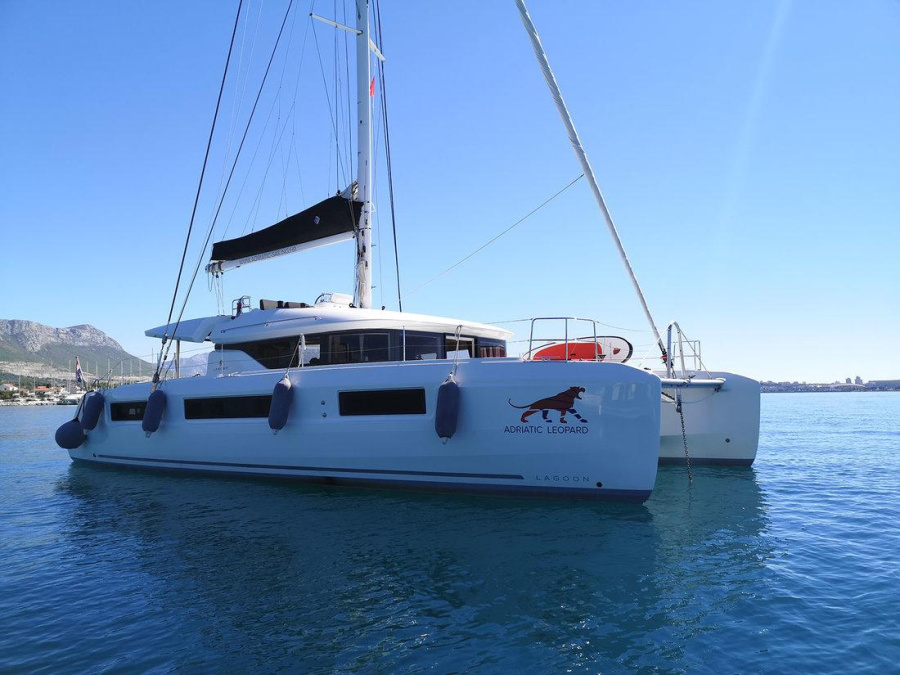Photo #1 - Lagoon 50 - 6 + 1 cab. (Adriatic Leopard) en Marina - 27646