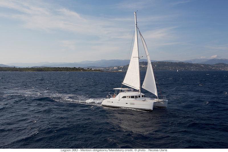 Photo #1 - Lagoon 380 - 4 cab. (LUNASEA) en Whitsundays, Airlie Beach, Coral Sea Marina - 28320