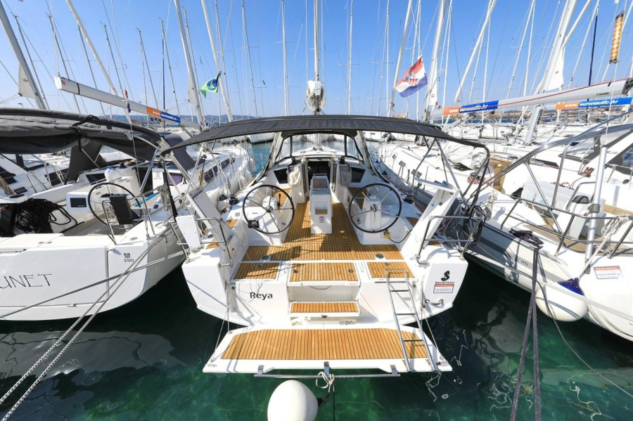 Photo #1 - Oceanis 38.1 (Reya) en Marina Kornati - 29198