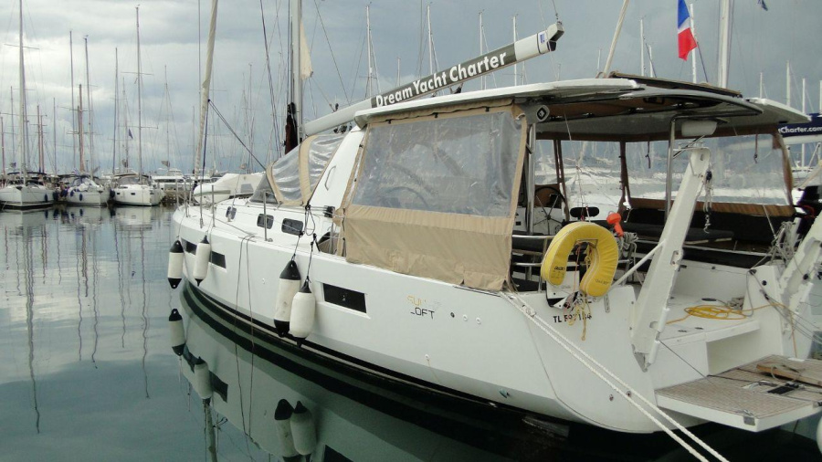 Photo #1 - Sun Loft 47 - 6 + 1 cab. (CYTISE) en Athens, Alimos marina - 29401