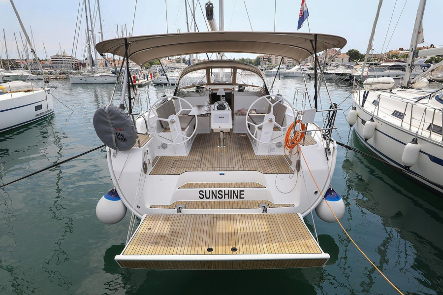 Photo #1 - Bavaria Cruiser 46 Style - 4 cab. (Sunshine) en Marina (ex.SCT) - 29480