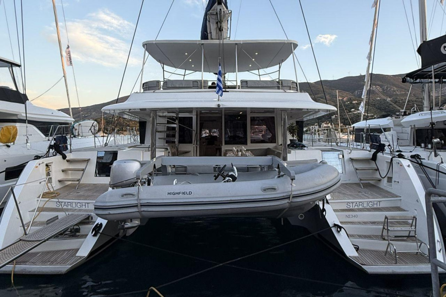 Photo #1 - Lagoon 560 S2 - 5 + 1 cab. (Starlight (Crewed)) en Athens, Alimos marina - 32437