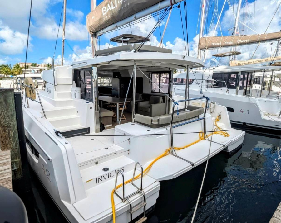 Photo #1 - Bali 4.2 - 4 + 1 cab. (Invictus) en Palm Cay Marina - 33571
