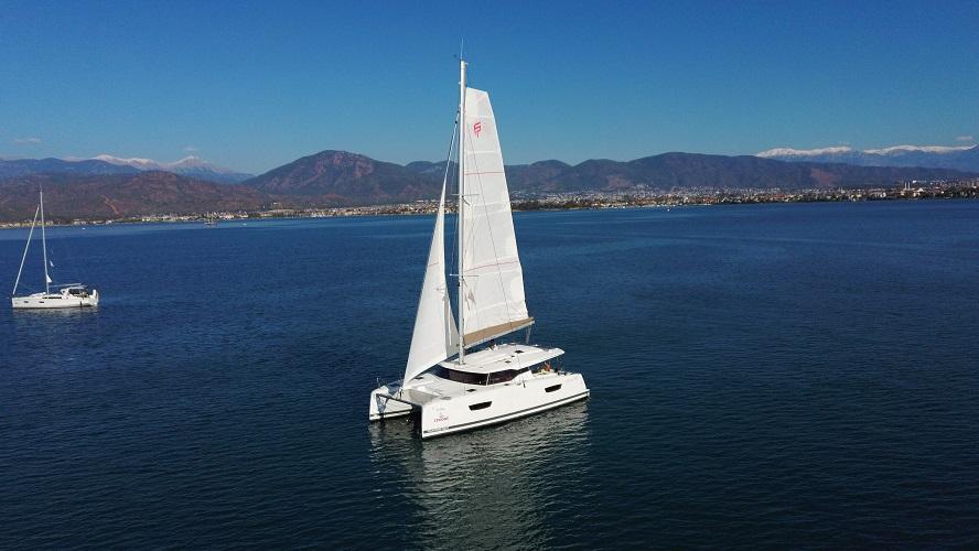 Photo #1 - Fountaine Pajot Astrea 42 - 4 + 2 cab. (Gloria) en Yacht Classic Hotel Marina - 34431