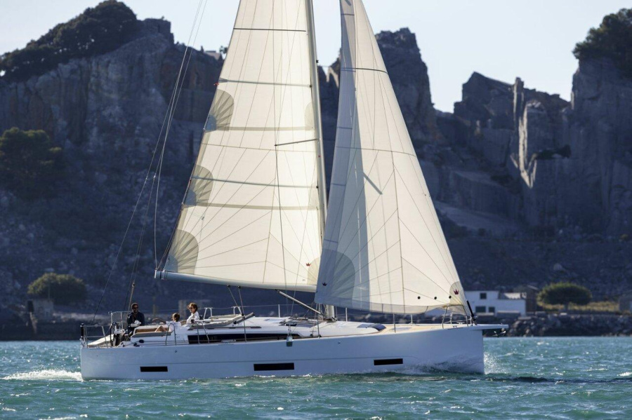 Photo #1 - Dufour 390 GL (Theodora) en Main Port - 35739