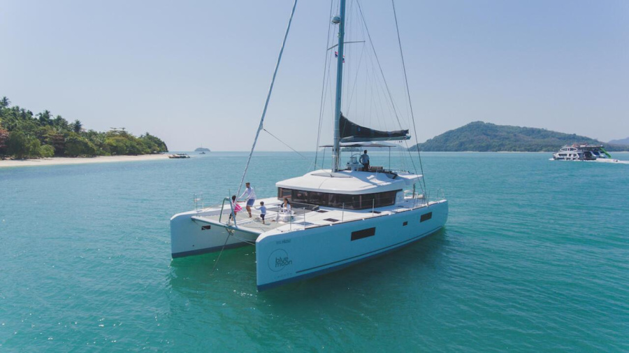 Photo #1 - Lagoon 52 F - 5 + 2 cab. (Blue Moon) en Ao Po Grand Marina - 37011