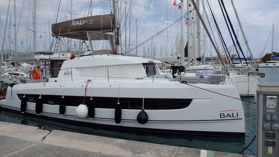Photo #1 - Bali 4.2 - 4 + 2 cab. (Blue Navy) en Lefkas, Nikiana Marina - 37672
