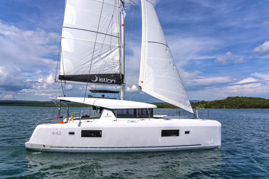 Photo #1 - Lagoon 42 - 4 + 2 cab. (First Adventure) en ACI Marina - 39517