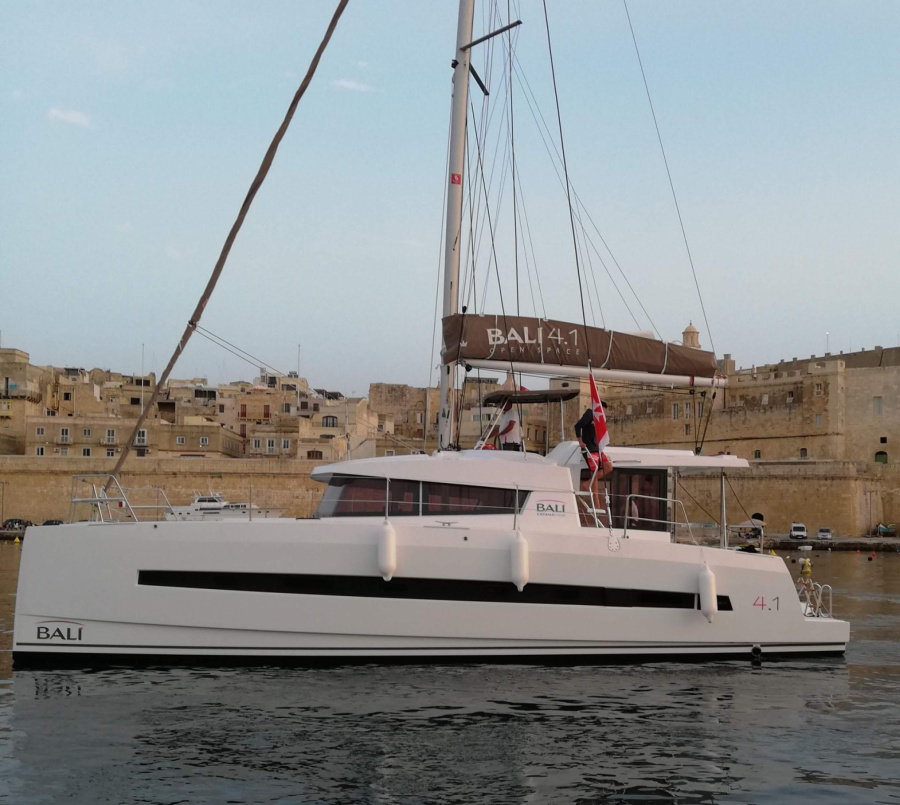Photo #1 - Bali 4.1 - 4 cab. (Double Five) en Malta, Marina - 39994