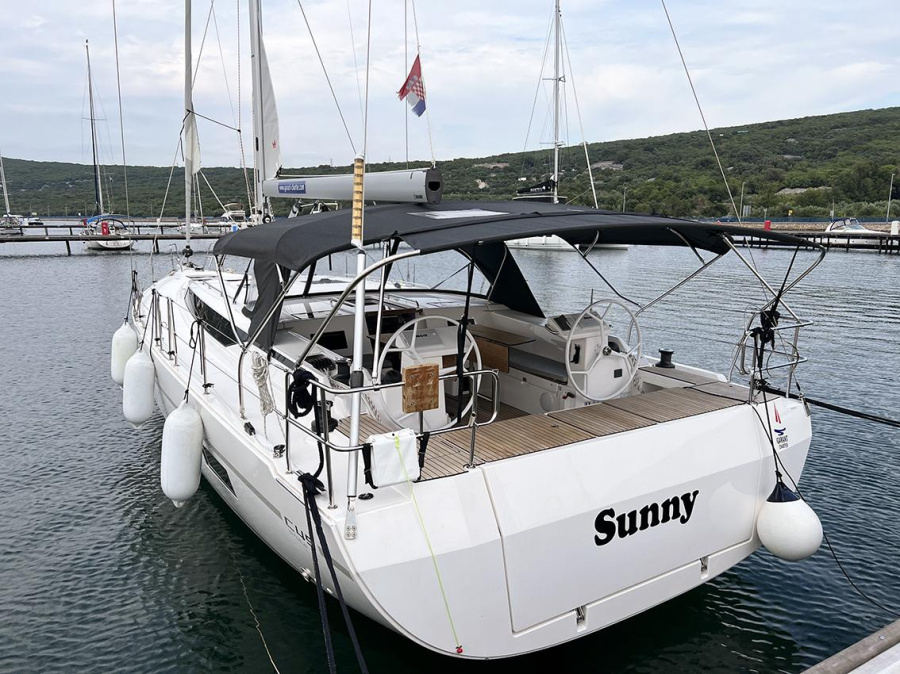 Photo #1 - Bavaria C45 Style - 3 cab. (Sunny) en Marina Punat - 40112