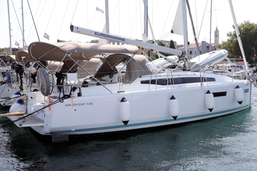 Photo #1 - Sun Odyssey 380 - 3 cab. (Red Kiss) en ACI Marina - 40863