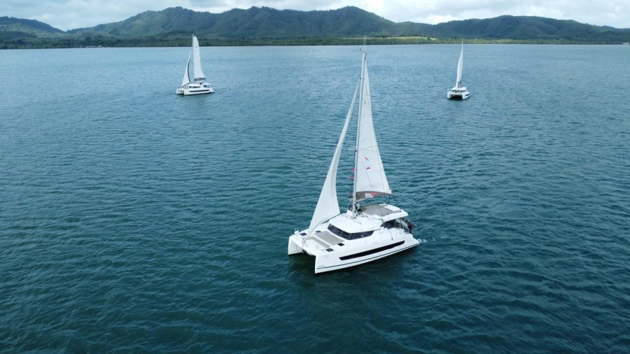 Photo #1 - Bali 4.2 - 4 + 1 cab. (Joyous) en Yacht Haven Marina - 41229
