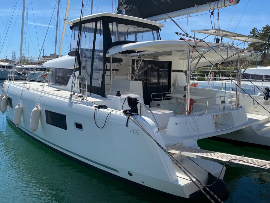 Photo #1 - Lagoon 42 - 4 + 2 cab. (Neptune) en main port - 42383