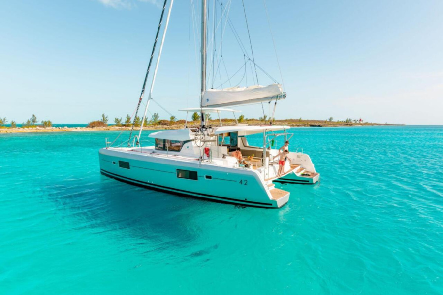 Photo #1 - Lagoon 42 - 4 + 2 cab. (Petit Terre) en Guadeloupe, La Marina Bas du Fort - 42919