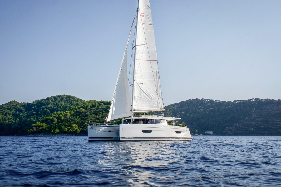 Photo #1 - Helia 44 - 4 cab. (Lounge) en Porto Montenegro - 43218