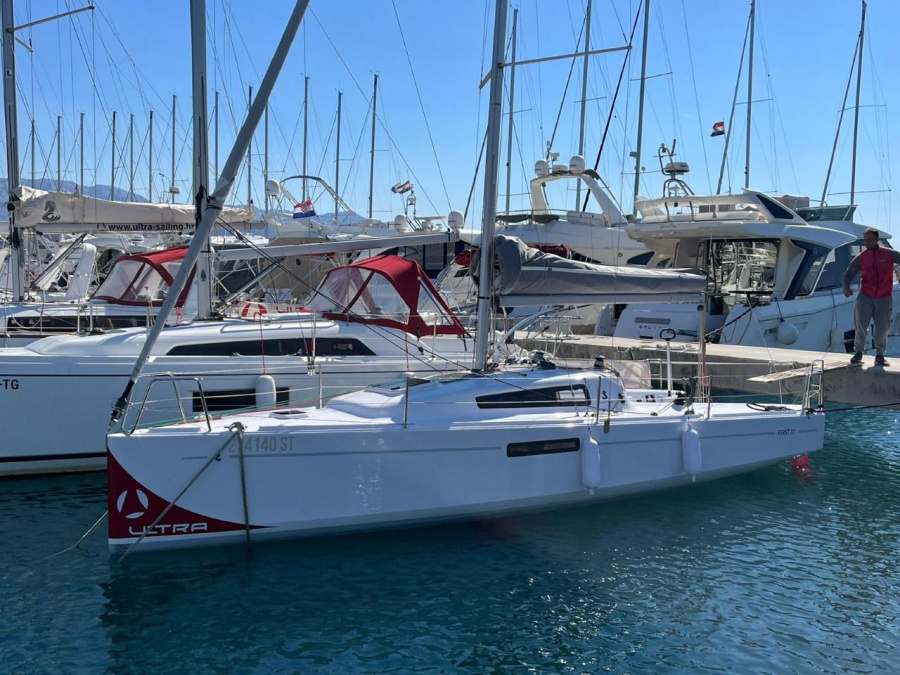 Photo #1 - First 27 (Šuferina) en ACI Marina - 43567