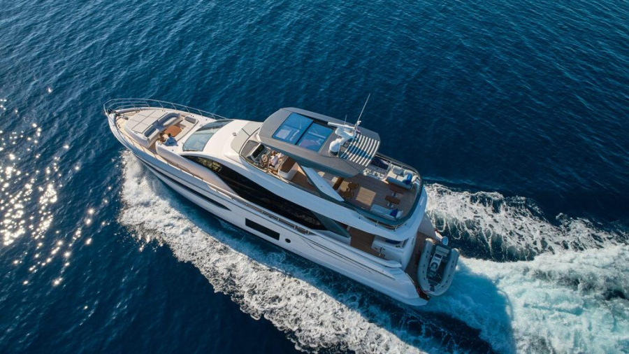 Photo #1 - Azimut 78 Fly - 4 + 1 cab. (Viva) en Marina Lav - - 43719
