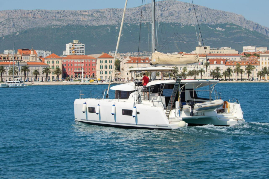 Photo #1 - Lagoon 42 - 4 + 2 cab. (Poppy) en ACI Marina - 61459